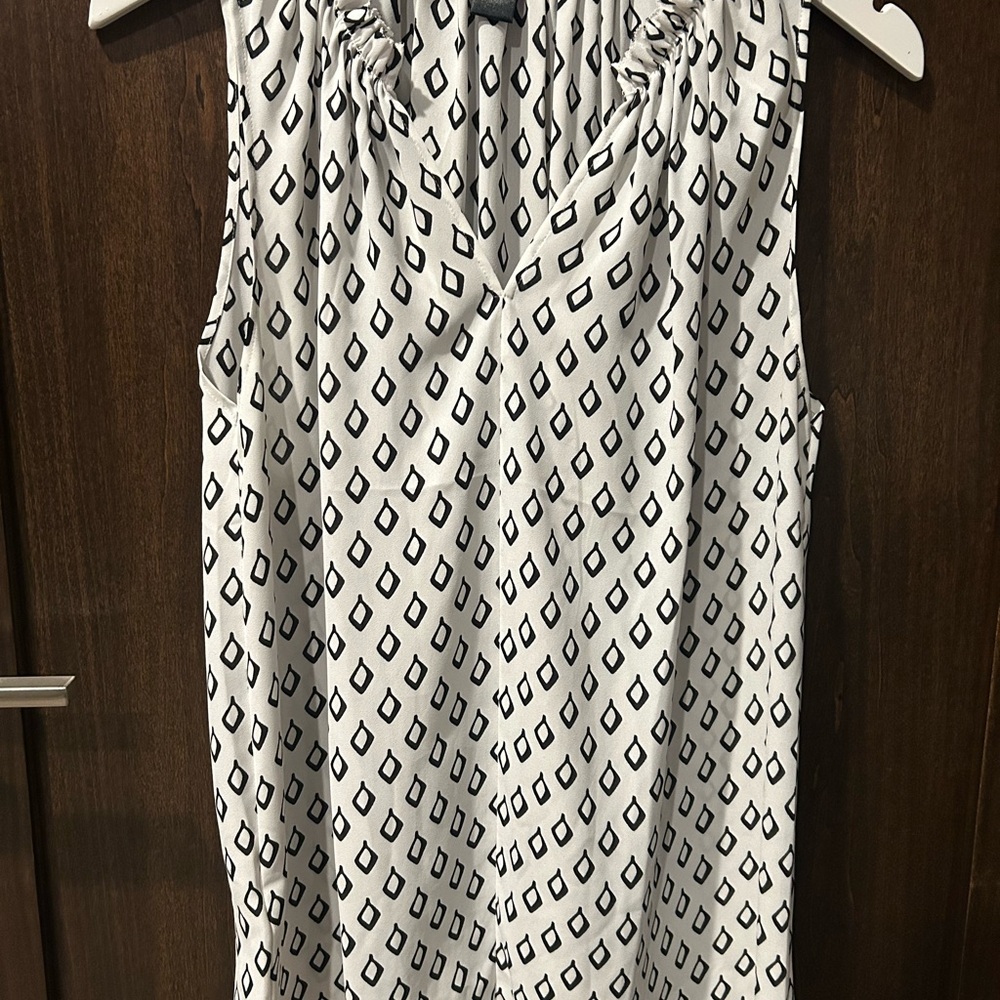 Chic Black and White Geometric Sleeveless Top